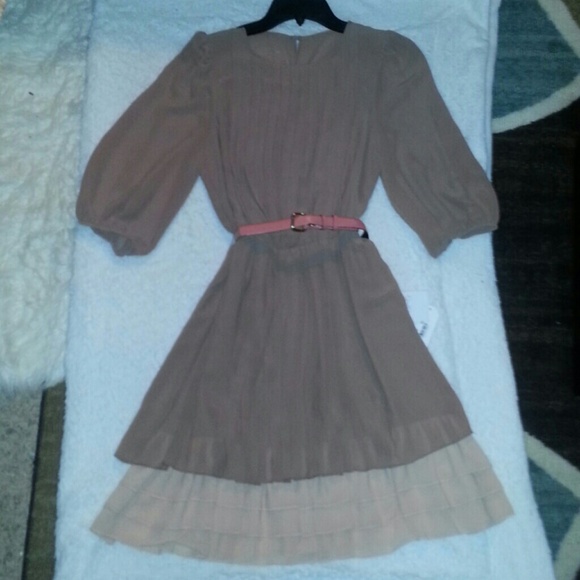 Jessica Simpson Dresses & Skirts - Cute Tan Layered Pleated Dress