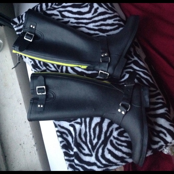 Steve Madden Tsunami Rain Boots - Picture 4 of 4
