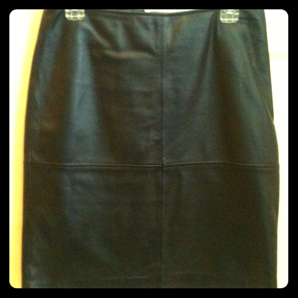 HOLD. Ladies 100% leather skirt.