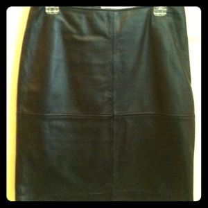 HOLD. Ladies 100% leather skirt.