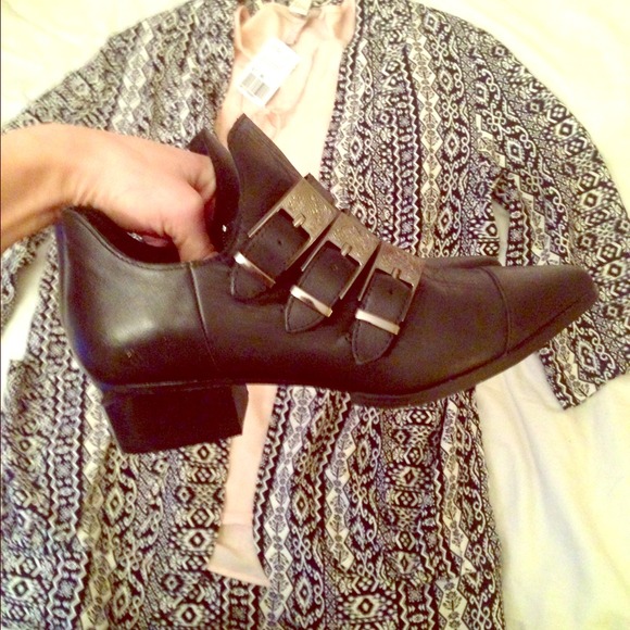 Black buckle dress shoes