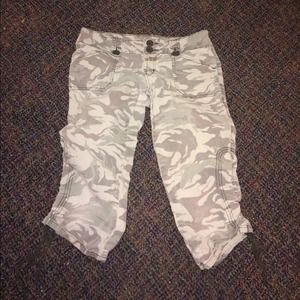 LEI camouflage Capri pant sz 7 but fits many sizes