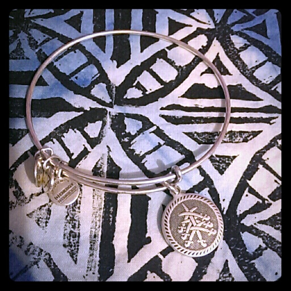 Bundle hold for @reitano 4 out of 6 bangles