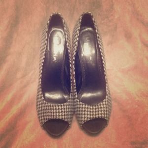 🎈REDUCED🎈Cute houndstooth heels!