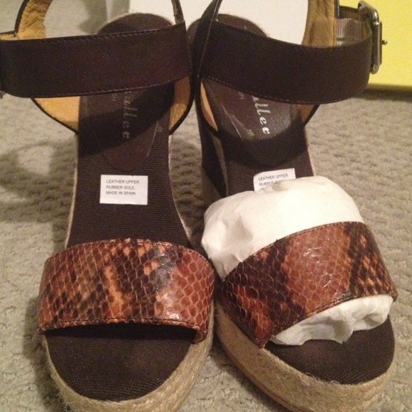 Stunning Leather Bettye Muller Wedge Sandal - Picture 3 of 4