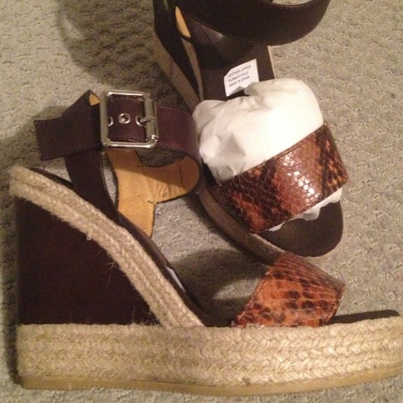 Stunning Leather Bettye Muller Wedge Sandal - Picture 4 of 4