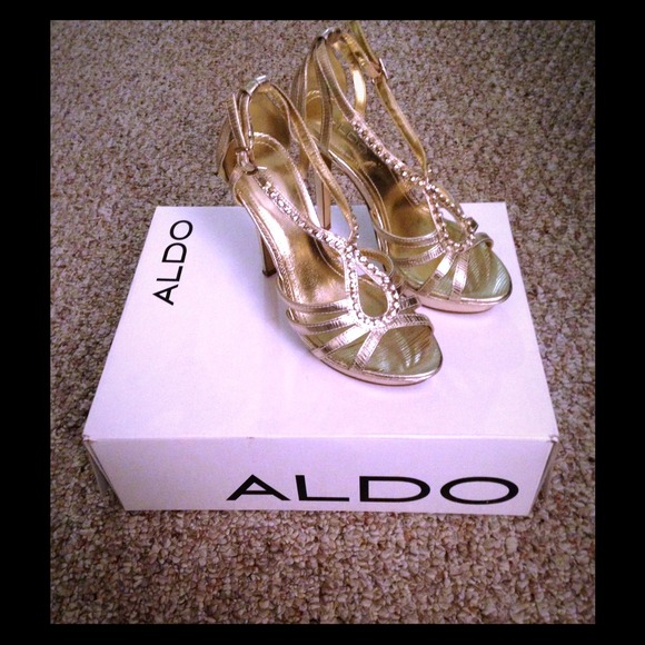Beautiful Aldo evening sandals in gold! Size 7