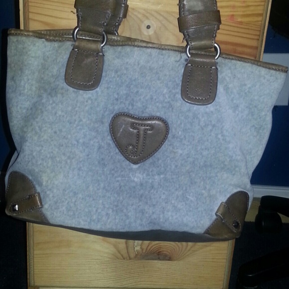 A purse - Picture 2 of 3