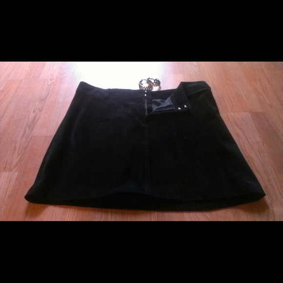 Blk mini Suade Sk (price reduced) - Picture 1 of 3