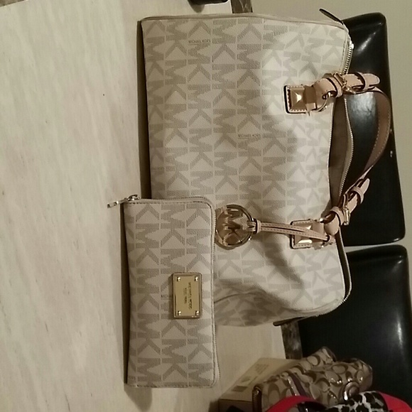 AUTHENTIC   MICHAEL KORS GRAYSON VANILLA BAG
