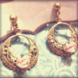 *Gold earrings with light Pink Roses*