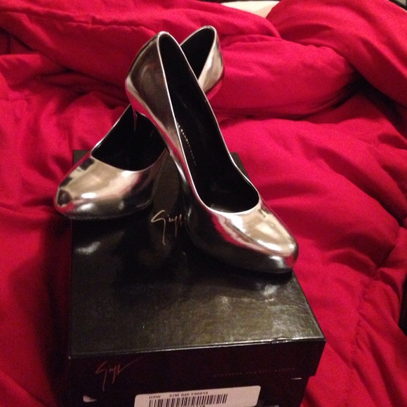 GIUSEPPE ZANOTTI SEXY CLASSIC PUMP SIZE 7!!