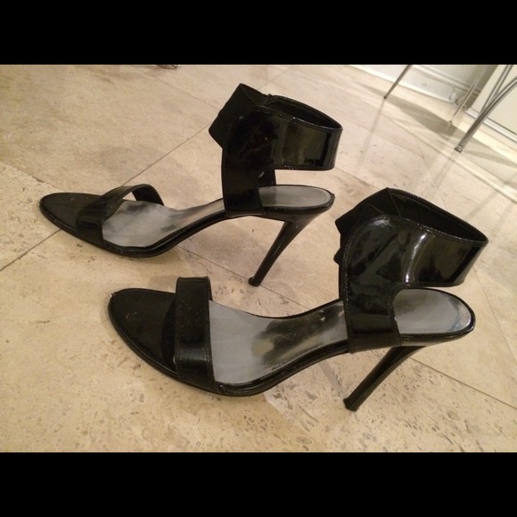 FLASH SALE 💖💖💖 Guess Heels