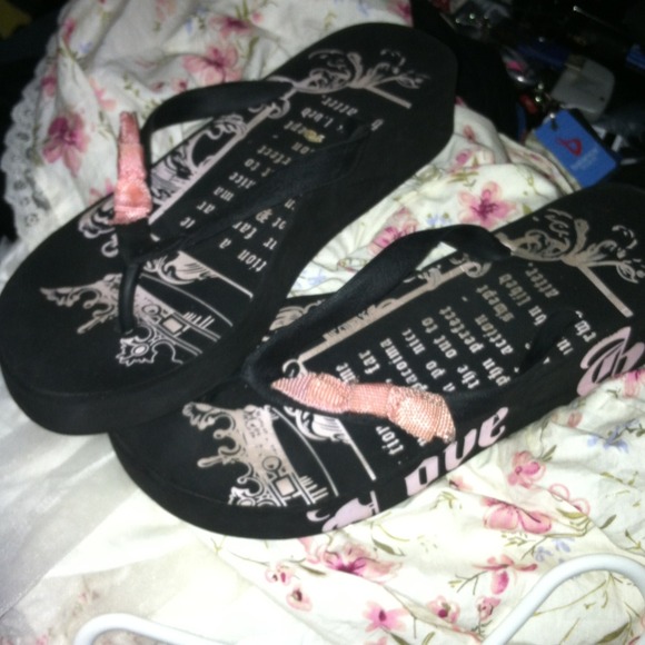 Pink bow flip flops