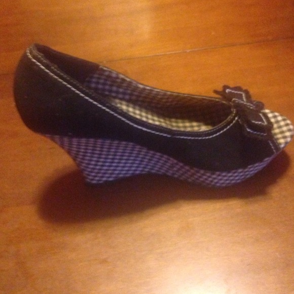 Wild Diva 8.5. Plaid checkered wedge hill shoe.