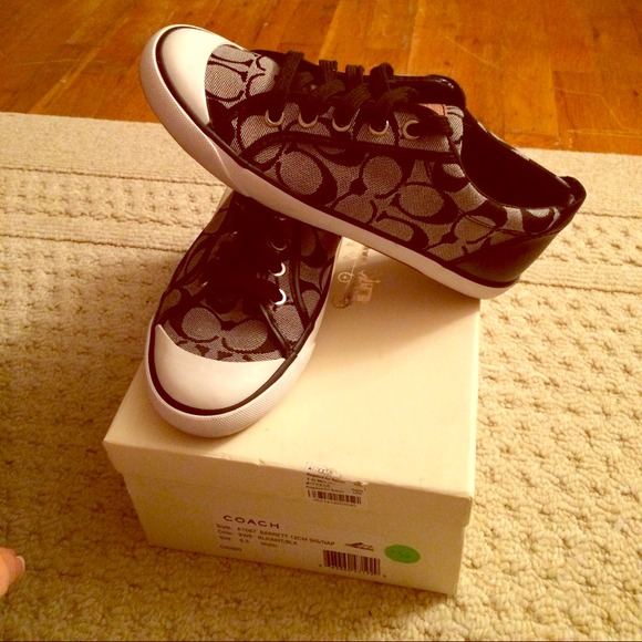 authentic Coach blk/gray/wht (shipping here )✨