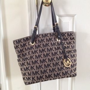 Michael Kors Signature Jet set Tote in black/tan