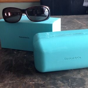 Authentic Tiffany sunglasses comes with Tiffany bx