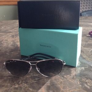 Authentic Tiffany sunglasses comes with Tiffany bx