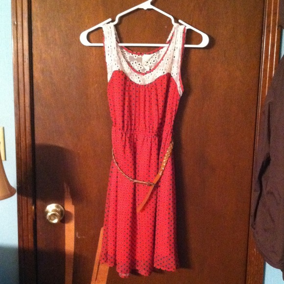 Cute summer dress with belt.