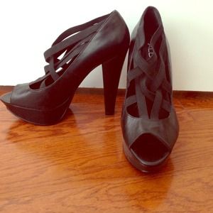 Black Aldo pumps with elastic straps