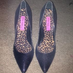 Betsy Johnson black glitter pumps