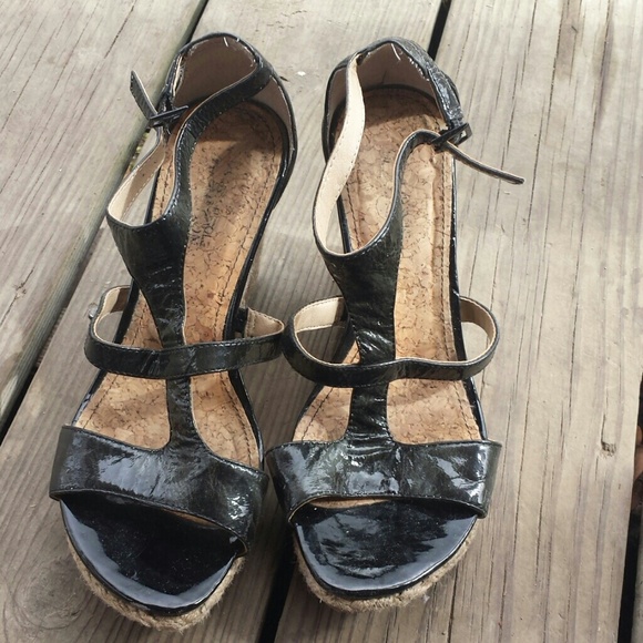 Black wedges