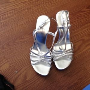 A pear of high hills to where the prom