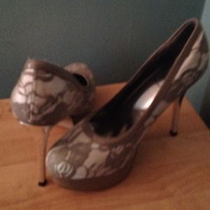 Silver w/lace platform pump