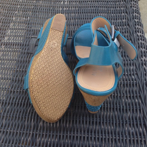 💕HOST PICK 6/6💕Cute teal wedge - Picture 4 of 4