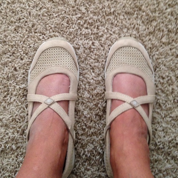 Naturalizer sport shoe