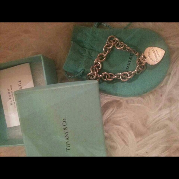 ☞PRICE CUT☜Authentic Tiffany sliver heart bracelet