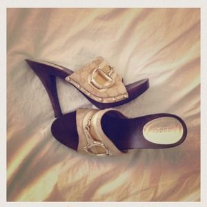 🎉REDUCED!!!🎉 GUCCI logo GOLD horsebit heels