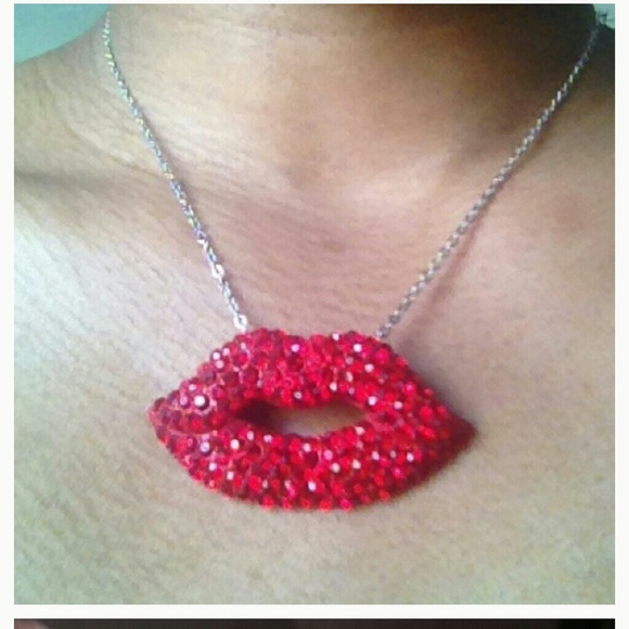 Red lips necklace