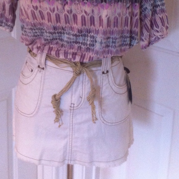 Adorable white denim mini skirt with unique belt - Picture 2 of 3