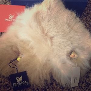 💎🎀HP 3/11🎀💎Beautiful Swarovski faux fur cuffs.