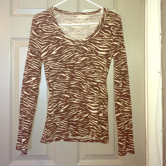 Long sleeve v-neck shirt