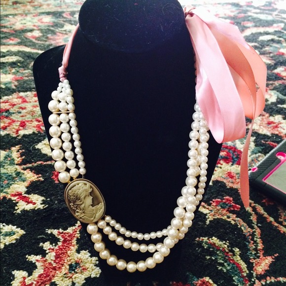 Cameo pearl necklace