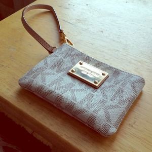 MICHAEL KORS JET SET WRISTLET NEW
