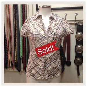 SO CUTE! 🐝Guess Pearl Snap Top Size S♥️