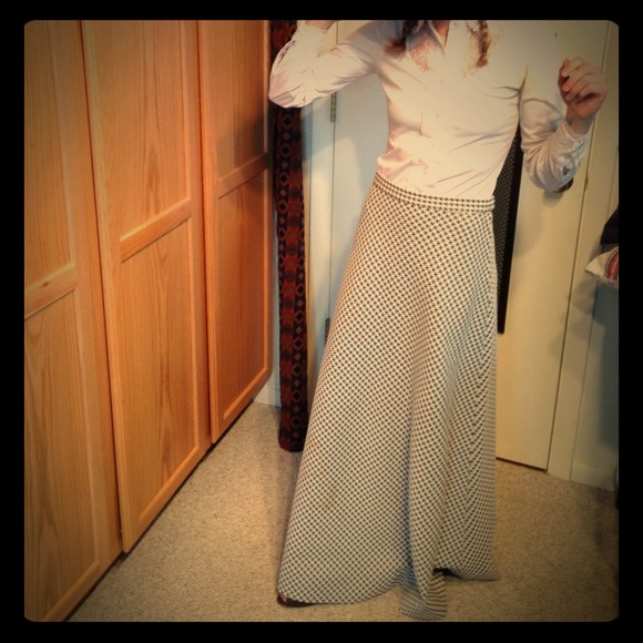 👏💥SOLD💥👏🌺 Vintage high waisted long skirt