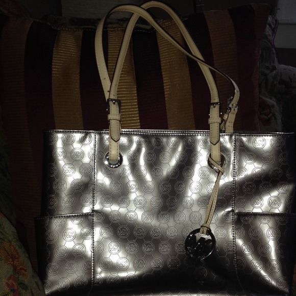 TRADE TREADED 🎀Authentic MK like new copper color