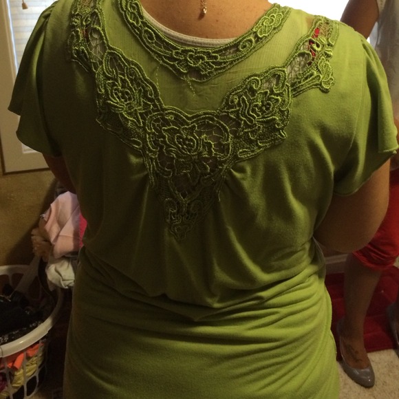Green top - Picture 2 of 2
