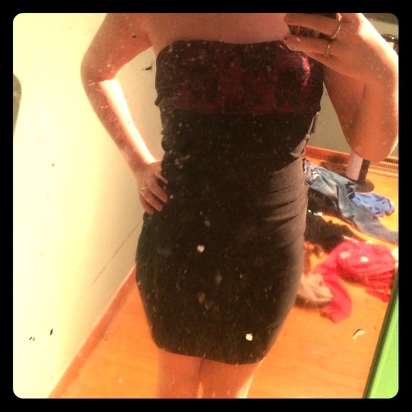 Size Small. Black dress, with pink/burgundy flower - Picture 1 of 4