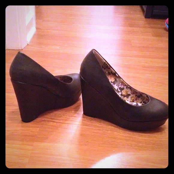 Closed toe leather wedge!