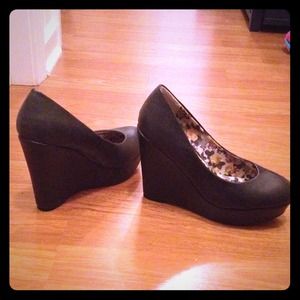 Closed toe leather wedge!