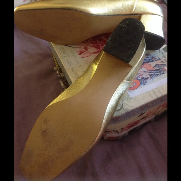 MAGDESIANS CALIFORNIA!  Gold Loafers - Picture 2 of 2