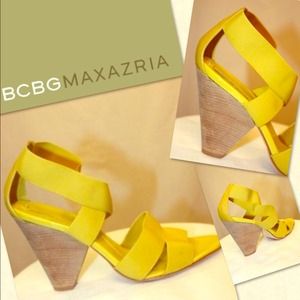 ⬇️New BCBG Yellow Heels Size 9