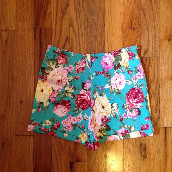 🚫SOLD🚫 Brandy Melville floral shorts