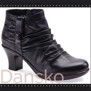 Dansko Buffy in black nappa